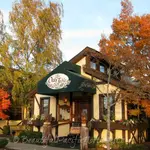 Oak Table Cafe: Breakfast and lunch cafe, with a good reputation with the locals. Very kid friendly atmosphere, and fun and creative presentation of the meals.