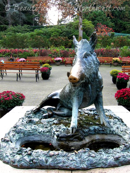 This sculpture represents a boar at the moment it awakens to the presence of hunters, just before a successful hunt.